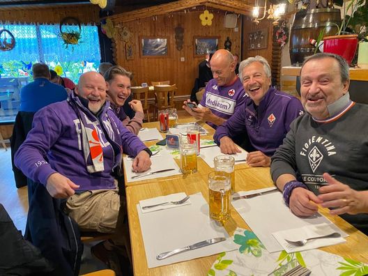FOTO – Vecchi amici aspettano la partita dei viola in allegria- immagine 2