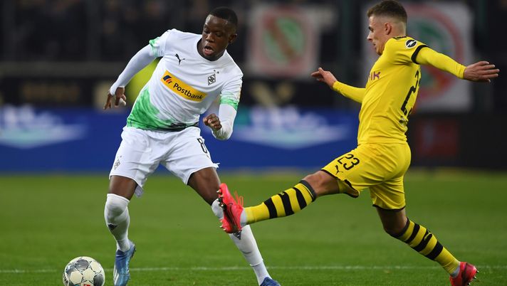 MOENCHENGLADBACH, GERMANY - MARCH 07: Denis Zakaria of Borussia Moenchengladbach battles for possession with Thorgan Hazard of Borussia Dortmund during the Bundesliga match between Borussia Moenchengladbach and Borussia Dortmund at Borussia-Park on March 07, 2020 in Moenchengladbach, Germany. (Photo by Frederic Scheidemann/Bongarts/Getty Images) 