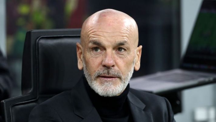 MILAN, ITALY - JANUARY 11: Stefano Pioli, Head Coach of AC Milan, looks on prior to the Coppa Italia match between AC Milan and Torino FC at Stadio Giuseppe Meazza on January 11, 2023 in Milan, Italy. (Photo by Marco Luzzani/Getty Images) Pioli: “Cambio modulo? Avremo più densità. Perché Leao parte fuori” - immagine 1