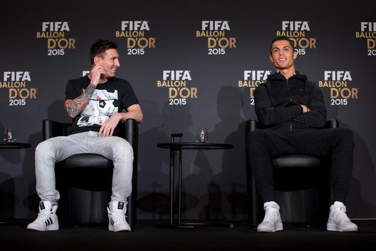Getty Messi e Ronaldo posano insieme per Vuitton: stavolta è una partita a scacchi - immagine 1