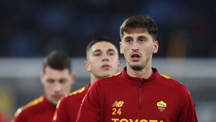 ROME, ITALY - FEBRUARY 01: Marash Kumbulla of AS Roma looks on during warm up prior to the Coppa Italia Quarter Final match between AS Roma and US Cremonese at Olimpico Stadium on February 01, 2023 in Rome, Italy. (Photo by Paolo Bruno/Getty Images) Roma, serata da incubo per Kumbulla e voto horror. Gazzetta: “Impicca il match, imperdonabile” - immagine 1