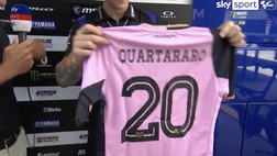 VIDEO Palermo, anche Quartararo con i rosa: maglia in regalo per il pilota di MotoGp