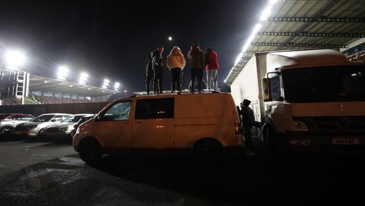 OXFORD, ENGLAND - JANUARY 09: Fans watch match action from outside the stadium whilst standing on a car during the Emirates FA Cup Third Round match between Oxford United and Arsenal at Kassam Stadium on January 09, 2023 in Oxford, England. (Photo by Catherine Ivill/Getty Images) FA Cup: tifosi dell’Oxford assistono al match contro l’Arsenal dal tetto di un furgone - immagine 1