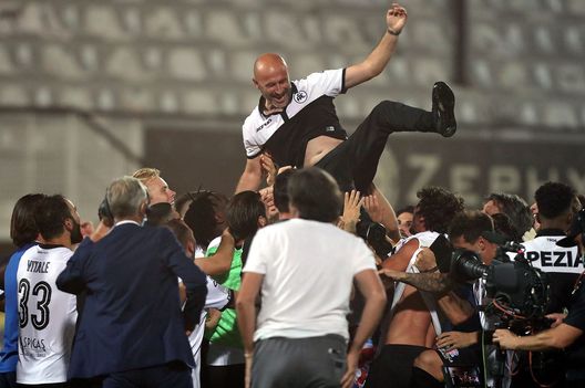 LA SPEZIA, ITALY - AUGUST 20: Vincenzo Italiano of ASC Spezia celebrate promotion to Serie A during the Serie B Playoff Final second leg match between Spezia Calcio and Frosinone Calcioon August 20, 2020 in La Spezia, Italy. (Photo by Gabriele Maltinti/Getty Images for Lega Serie B) LA SPEZIA, ITALY - AUGUST 20: Vincenzo Italiano of ASC Spezia celebrate promotion to Serie A during the Serie B Playoff Final second leg match between Spezia Calcio and Frosinone Calcioon August 20, 2020 in La Spezia, Italy. (Photo by Gabriele Maltinti/Getty Images for Lega Serie B)