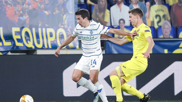 VILLARREAL, SPAIN - MARCH 18: Carlos de Pena of Dynamo Kyiv challenges for the ball against Juan Foyth of Villareal FC during the UEFA Europa League Round of 16 Second Leg match between Villarreal and Dynamo Kyiv at Estadio de la Ceramica on March 18, 2021 in Villarreal, Spain. Sporting stadiums around Europe remain under strict restrictions due to the Coronavirus Pandemic as Government social distancing laws prohibit fans inside venues resulting in games being played behind closed doors. (Photo by Eric Alonso/Getty Images) VILLARREAL, SPAIN - MARCH 18: Carlos de Pena of Dynamo Kyiv challenges for the ball against Juan Foyth of Villareal FC during the UEFA Europa League Round of 16 Second Leg match between Villarreal and Dynamo Kyiv at Estadio de la Ceramica on March 18, 2021 in Villarreal, Spain. Sporting stadiums around Europe remain under strict restrictions due to the Coronavirus Pandemic as Government social distancing laws prohibit fans inside venues resulting in games being played behind closed doors. (Photo by Eric Alonso/Getty Images)