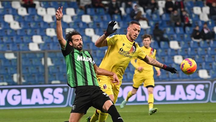 REGGIO NELL'EMILIA, ITALY - DECEMBER 22: Gian Marco Ferrari of US Sassuolo competes for the ball with Marko Arnautovic of Bologna FC during the Serie A match between US Sassuolo and Bologna FC at Mapei Stadium - Citta' del Tricolore on December 22, 2021 in Reggio nell'Emilia, Italy. (Photo by Alessandro Sabattini/Getty Images) Bologna – Oggi test decisivo per Arnautovic - immagine 1