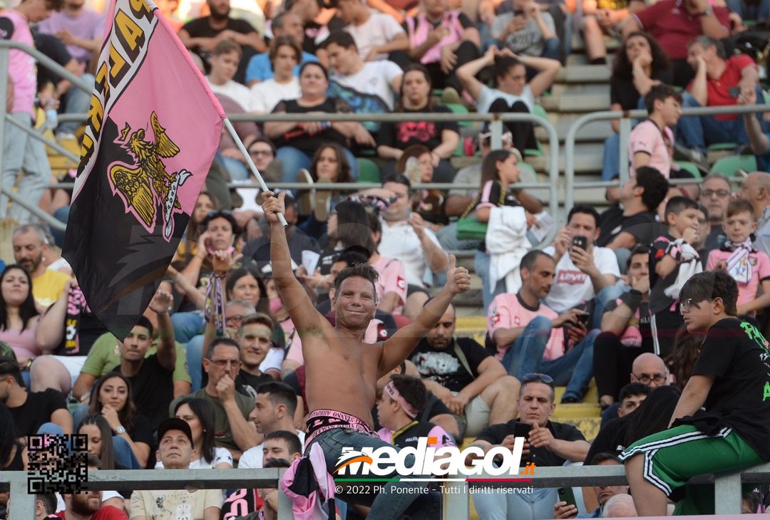 Fototifo, i tifosi allo stadio per Palermo-Feralpisaló 1-0 (gallery) - immagine 14