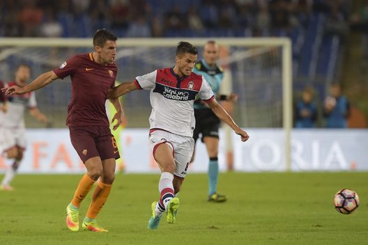 Crisetig (Crotone) affrontato da Strootman (Roma) Crisetig (Crotone) affrontato da Strootman (Roma)