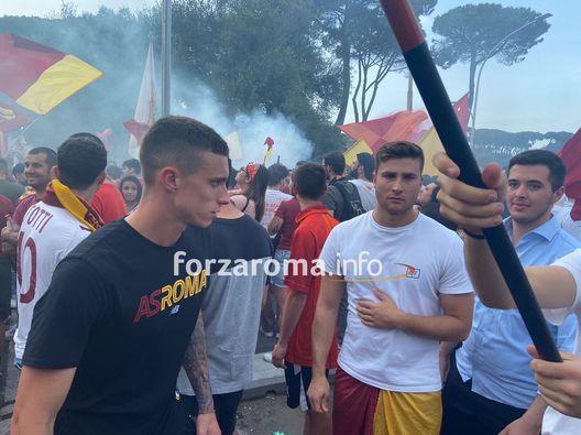 Festa Roma, termina il corteo: 100.000 tifosi in piazza. Mancini e Zaniolo scatenati- immagine 3