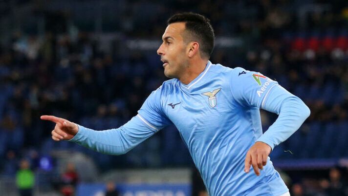 ROME, ITALY - DECEMBER 02: Pedro of SS Lazio celebrates after scoring the team's first goal during the Serie A TIM match between SS Lazio and Cagliari Calcio at Stadio Olimpico on December 02, 2023 in Rome, Italy. (Photo by Paolo Bruno/Getty Images) Voti fantacalcio: Pedro super, la scelta su Nandez e Vecino! Immobile come Isaksen - immagine 1