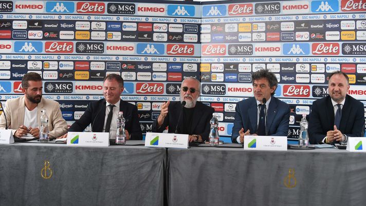 NAPLES, ITALY - JULY 13: Vice president of Calcio Napoli Eduardo De Laurentiis, Mayor of Castel di Sangro Angelo Caruso, The president of Napoli Calcio Aurelio De Laurentiis, President of Abruzzo Marco Marsilio and Regional Councilor Guido Quintino Liris attend a press conference on July 13, 2020 in Naples, Italy. (Photo by SSC NAPOLI/SSC NAPOLI via Getty Images) NAPLES, ITALY - JULY 13: Vice president of Calcio Napoli Eduardo De Laurentiis, Mayor of Castel di Sangro Angelo Caruso, The president of Napoli Calcio Aurelio De Laurentiis, President of Abruzzo Marco Marsilio and Regional Councilor Guido Quintino Liris attend a press conference on July 13, 2020 in Naples, Italy. (Photo by SSC NAPOLI/SSC NAPOLI via Getty Images)