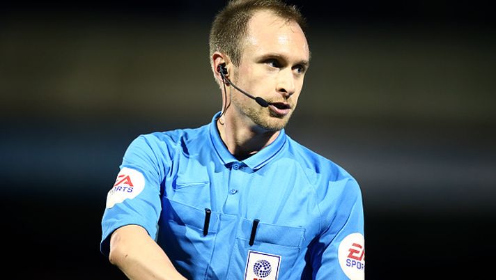 CRAWLEY, ENGLAND - DECEMBER 26: Referee Sam Purkiss in action during the Sky Bet League Two match between Crawley Town and Northampton Town at The Peoples Pension Stadium on December 26, 2019 in Crawley, England. (Photo by Pete Norton/Getty Images) Arbitro perde i sensi in League Two: standing ovation dei tifosi mente esce in barella - immagine 1
