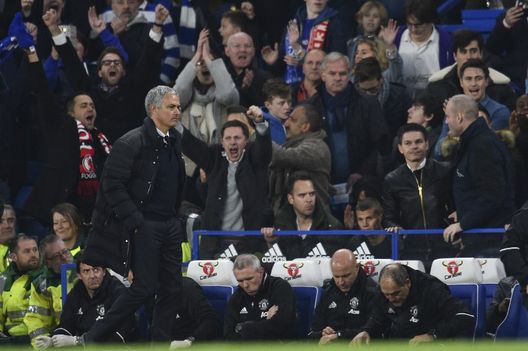 FOTO, Mourinho crolla e un tifoso del Foggia esulta a pochi metri dalla sua panchina FOTO, Mourinho crolla e un tifoso del Foggia esulta a pochi metri dalla sua panchina
