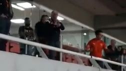 L’Independiente perde il derby: il presidente insulta i suoi tifosi e il figlio li sfida a duello…