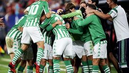 Jingle Bell…Juanmi: nello spogliatoio Betis il gol al Camp Nou è già coro natalizio…