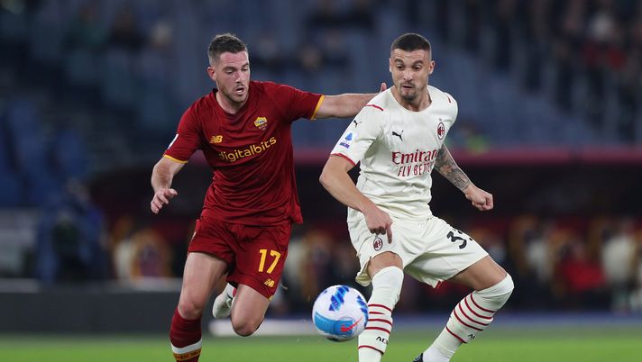 ROME, ITALY - OCTOBER 31: Rade Krunic of AC Milan battles for possession with Jordan Veretout of AS Roma during the Serie A match between AS Roma and AC Milan at Stadio Olimpico on October 31, 2021 in Rome, Italy. (Photo by Paolo Bruno/Getty Images) Rade Krunic Jordan Veretout