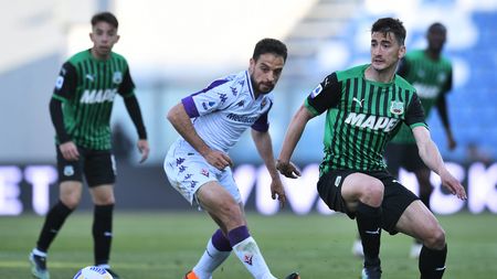 REGGIO NELL'EMILIA, ITALY - APRIL 17: Giacomo Bonaventura of ACF Fiorentina and Filip Djuricic of Sassuolo battle for the ball during the Serie A match between US Sassuolo and ACF Fiorentina at Mapei Stadium - Citta del Tricolore on April 17, 2021 in Reggio nell'Emilia, Italy. Sporting stadiums around Italy remain under strict restrictions due to the Coronavirus Pandemic as Government social distancing laws prohibit fans inside venues resulting in games being played behind closed doors. (Photo by Alessandro Sabattini/Getty Images)