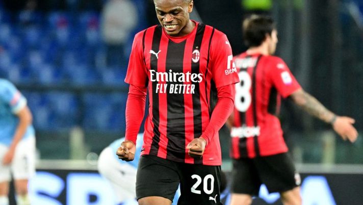 AC Milan French midfielder Pierre Kalulu celebrates the victory at the end the Serie A football match between Lazio and AC Milan at The Olympic Stadium in Rome on April 24, 2022. (Photo by VINCENZO PINTO / AFP) (Photo by VINCENZO PINTO/AFP via Getty Images)  Cinque difensori per la settima giornata al fantacalcio, tra centrali e terzini - immagine 1