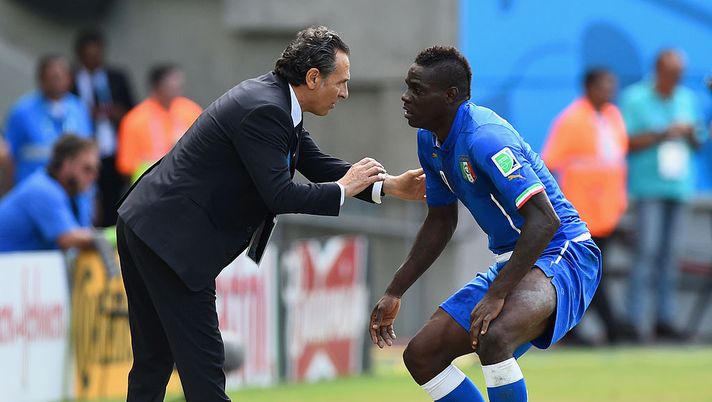 NATAL, BRAZIL - JUNE 24:  Head coach Cesare Prandelli of Italy speaks to Mario Balotelli during the 2014 FIFA World Cup Brazil Group D match between Italy and Uruguay at Estadio das Dunas on June 24, 2014 in Natal, Brazil.  (Photo by Matthias Hangst/Getty Images) 