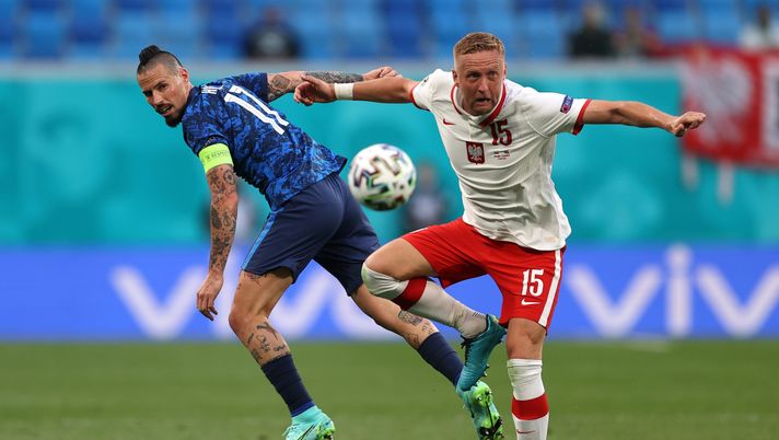 SAINT PETERSBURG, RUSSIA - JUNE 14: Marek Hamsik of Slovakia battles for possession with Kamil Glik of Poland during the UEFA Euro 2020 Championship Group E match between Poland and Slovakia at the Saint Petersburg Stadium on June 14, 2021 in Saint Petersburg, Russia. (Photo by Lars Baron/Getty Images) SAINT PETERSBURG, RUSSIA - JUNE 14: Marek Hamsik of Slovakia battles for possession with Kamil Glik of Poland during the UEFA Euro 2020 Championship Group E match between Poland and Slovakia at the Saint Petersburg Stadium on June 14, 2021 in Saint Petersburg, Russia. (Photo by Lars Baron/Getty Images)