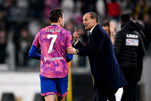 TURIN, ITALY - JANUARY 07: Head coach of Juventus Massimiliano Allegri gives instuctions to his player Federico Chiesa during the Serie A match between Juventus and Udinese Calcio at Allianz Stadium on January 07, 2023 in Turin, Italy. (Photo by Daniele Badolato - Juventus FC/Juventus FC via Getty Images) Napoli