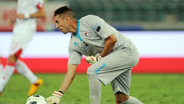 BARI, ITALY - AUGUST 31: Enrico Guarna of Bari in action during the Serie B match between AS Bari and Brescia Calcio at Stadio San Nicola on August 31, 2013 in Bari, Italy. (Photo by Giuseppe Bellini/Getty Images) BARI, ITALY - AUGUST 31: Enrico Guarna of Bari in action during the Serie B match between AS Bari and Brescia Calcio at Stadio San Nicola on August 31, 2013 in Bari, Italy. (Photo by Giuseppe Bellini/Getty Images)