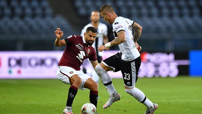 TURIN, ITALY - JUNE 20:  Tomas Rincon (L) of Torino FC tackles Juraj Kucka of Parma Calcio during the Serie A match between Torino FC and  Parma Calcio at Stadio Olimpico di Torino on February 23, 2020 in Turin, Italy.  (Photo by Valerio Pennicino/Getty Images) 