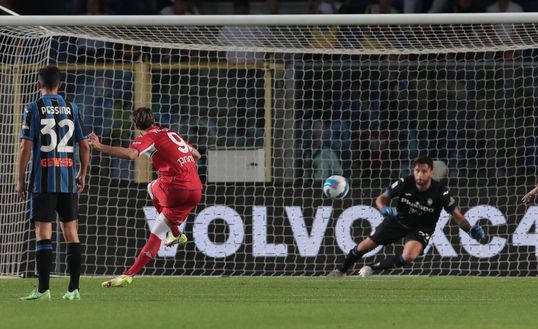 BERGAMO, ITALY - SEPTEMBER 11: Dusan Vlahovic of ACF Fiorentina scores the second goal of his team via penalty kick during the Serie A match between Atalanta BC and ACF Fiorentina at Gewiss Stadium on September 11, 2021 in Bergamo, Italy. (Photo by Emilio Andreoli/Getty Images) BERGAMO, ITALY - SEPTEMBER 11: Dusan Vlahovic of ACF Fiorentina scores the second goal of his team via penalty kick during the Serie A match between Atalanta BC and ACF Fiorentina at Gewiss Stadium on September 11, 2021 in Bergamo, Italy. (Photo by Emilio Andreoli/Getty Images)