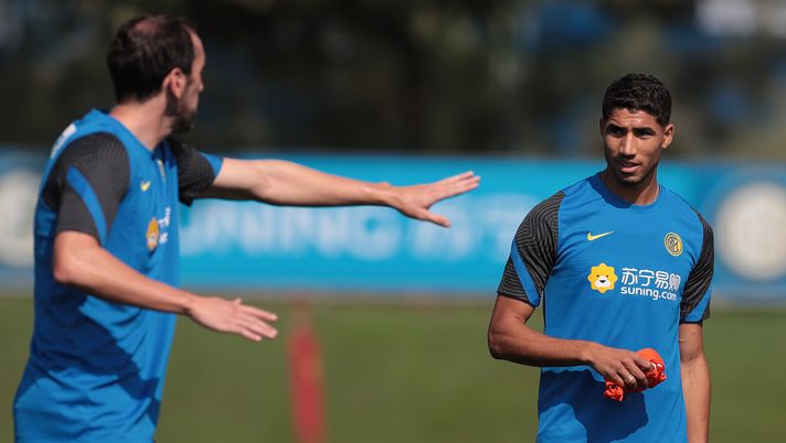 COMO, ITALY - SEPTEMBER 09: Achraf Hakimi of FC Internazionale speaks whit his teammate Diego Godin during the FC Internazionale training session at the club's training ground Suning Training Center in memory of Angelo Moratti on September 9, 2020 in Como, Italy. (Photo by Emilio Andreoli - Inter/Inter via Getty Images) COMO, ITALY - SEPTEMBER 09: Achraf Hakimi of FC Internazionale speaks whit his teammate Diego Godin during the FC Internazionale training session at the club's training ground Suning Training Center in memory of Angelo Moratti on September 9, 2020 in Como, Italy. (Photo by Emilio Andreoli - Inter/Inter via Getty Images)