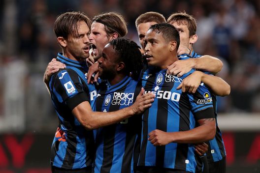 BERGAMO, ITALY - OCTOBER 02: Ademola Lookman of Atalanta celebrates their sides first goal with team mates during the Serie A match between Atalanta BC and ACF Fiorentina at Gewiss Stadium on October 02, 2022 in Bergamo, Italy. (Photo by Emilio Andreoli/Getty Images) CorFio: “Solo impegno. Cosa ti aspetti da chi tira poco e segna ancora meno”- immagine 2