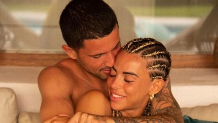 Sensi, dedica e abbraccio per la sua Giulia: “Sei la mia vita”  Sensi, dedica e abbraccio per la sua Giulia: “Sei la mia vita”