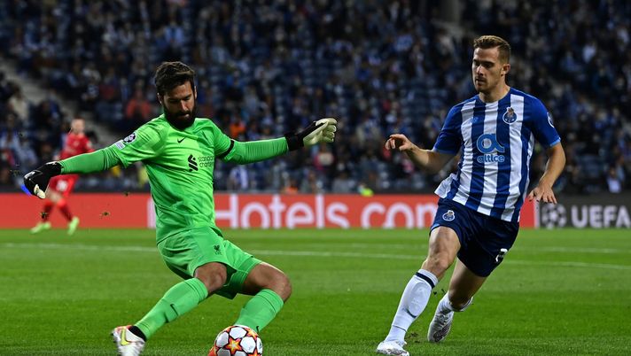 PORTO, PORTUGAL - SEPTEMBER 28: Alisson Becker of Liverpool clears the ball whilst under pressure from Toni Martinez of FC Porto during the UEFA Champions League group B match between FC Porto and Liverpool FC at Estadio do Dragao on September 28, 2021 in Porto, Portugal. (Photo by David Ramos/Getty Images) Il Porto spara alto per Martinez. In uscita due centrocampisti, ma Maleh rimane - immagine 1