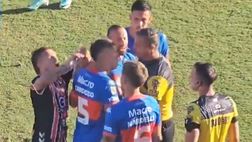 Coppa d’Argentina, bottiglia in campo e giocatore colpito: il Mister avversario “la colpisce lui”…