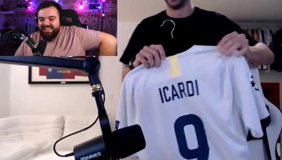 Twitch, Piqué mostra la sua collezione di maglie: spunta Icardi, risate e imbarazzo - immagine 1