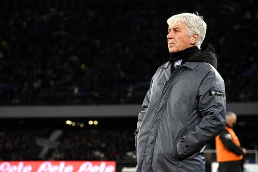 NAPLES, ITALY - DECEMBER 04: Gian Piero Gasperini, Head Coach of Atalanta looks on prior to the Serie A match between SSC Napoli v Atalanta BC at Stadio Diego Armando Maradona on December 04, 2021 in Naples, Italy. (Photo by Francesco Pecoraro/Getty Images) Gasperini: “La gara col Napoli ha dato una svolta. Oggi non è uguale a tre anni fa”- immagine 2