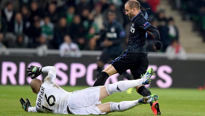 SAINT-ETIENNE, FRANCE - NOVEMBER 06: Rodrigo Palacio of FC Internazionale and Stephane Ruffier of AS Saint-Etienne #16 compete for the ball during the UEFA Europa League group F match between AS Saint-Etienne and FC Internazionale Milano at Stade Geoffroy-Guichard on November 6, 2014 in Saint-Etienne, France. (Photo by Claudio Villa - Inter/Getty Images) SAINT-ETIENNE, FRANCE - NOVEMBER 06: Rodrigo Palacio of FC Internazionale and Stephane Ruffier of AS Saint-Etienne #16 compete for the ball during the UEFA Europa League group F match between AS Saint-Etienne and FC Internazionale Milano at Stade Geoffroy-Guichard on November 6, 2014 in Saint-Etienne, France. (Photo by Claudio Villa - Inter/Getty Images)