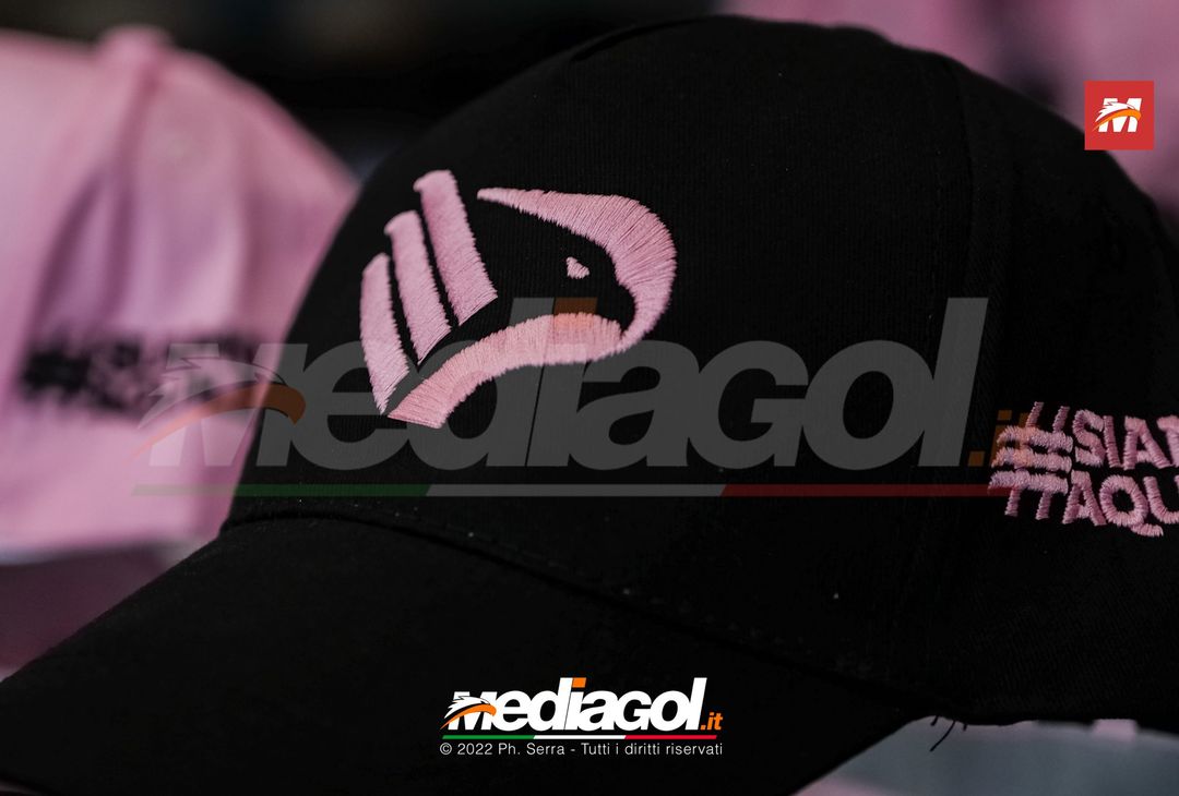 FOTO Palermo, code al Barbera per i cappellini omaggio agli abbonati (Gallery) - immagine 12