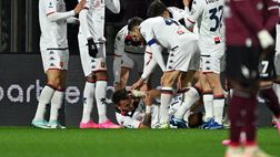 Genoa, Strootman mangia uno snack tirato dai tifosi: “Ci hanno lanciato delle cose”