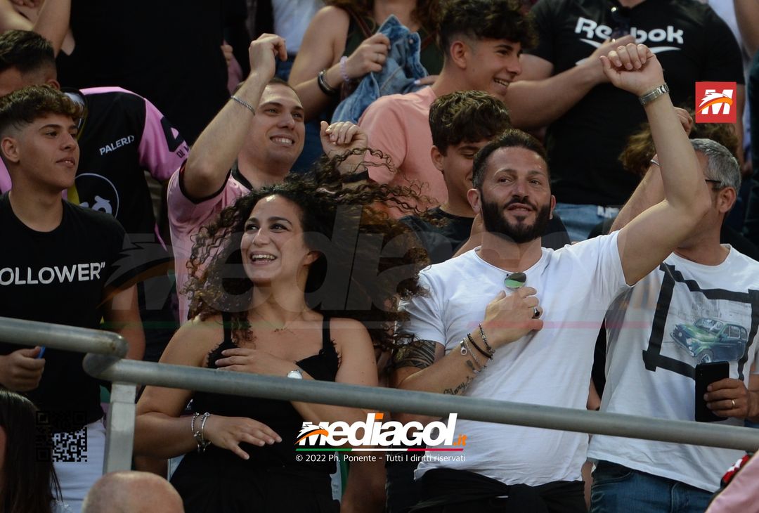 Fototifo, i tifosi allo stadio per Palermo-Feralpisaló 1-0 (gallery) - immagine 195