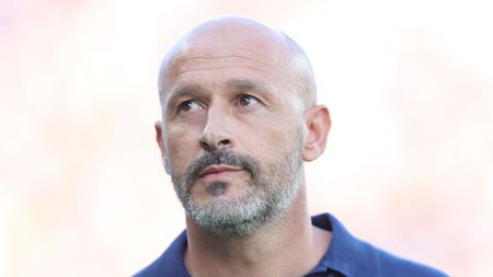 FLORENCE, ITALY - AUGUST 14: Vincenzo Italiano manager of ACF Fiorentina looks on during the Serie A match between ACF Fiorentina and US Cremonese at Stadio Artemio Franchi on August 14, 2022 in Florence, Italy. (Photo by Gabriele Maltinti/Getty Images) Italiano in Fiorentina-Cremonese