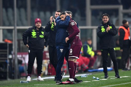 TURIN, ITALY - FEBRUARY 20: Antonio Sanabria of Torino FC celebrates his goal from the penalty spot with head coach Ivan Juric during the Serie A match between Torino FC and US Cremonese at Stadio Olimpico di Torino on February 20, 2023 in Turin, Italy. (Photo by Valerio Pennicino/Getty Images) Juric fermato dal cambio modulo di Ballardini: Ivan paga anche le assenze- immagine 2