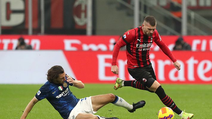 MILAN, ITALY - NOVEMBER 07: Ante Rebic of AC Milan is challenged by Matteo Darmian of FC Internazionale during the Serie A match between AC Milan and FC Internazionale at Stadio Giuseppe Meazza on November 07, 2021 in Milan, Italy. (Photo by Marco Luzzani/Getty Images) Matteo Darmian e il derby: “Theo e Leao ottimi, ma noi sappiamo affrontarli” - immagine 1