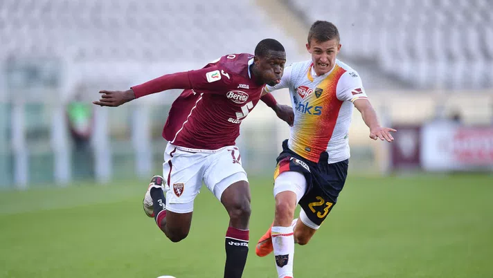 TURIN, ITALY - OCTOBER 28:  Wilfried Singo (L) of Torino FC is challenged by John Gunnar Bjorkengren of US Lecce during the Coppa Italia match between Torino FC and US Lecce at Stadio Olimpico Grande Torino on October 28, 2020 in Turin, Italy.  (Photo by Valerio Pennicino/Getty Images)