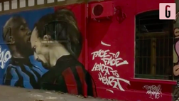 VIDEO Milan-Inter, lo scontro Ibrahimovic-Lukaku in vista del derby della Madonnina: accanto a ‘San Siro’ spunta un murale