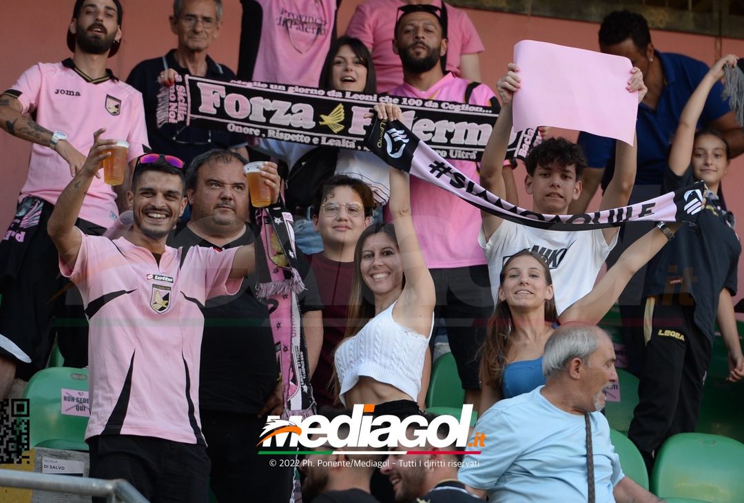 Fototifo, facce da Serie B. I tifosi allo stadio per Palermo-Padova 1-0 - immagine 42