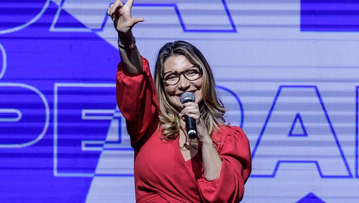 SAO PAULO, BRAZIL - SEPTEMBER 26: Rosangela da Silva, wife of former President of Brazil and current presidential candidate Luiz Inacio Lula da Silva speaks to supporters during a gathering with artists, politicians and other personalities one week before the presidential elections at Auditório Celso Furtado on September 26, 2022 in Sao Paulo, Brazil. (Photo by Alexandre Schneider/Getty Images) HA VINTO LEI...