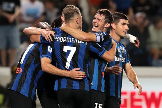 BERGAMO, ITALY - SEPTEMBER 01: Teun Koopmeiners of Atalanta BC celebrates with teammate Marten de Roon after scoring their side's third goal from the penalty spot during the Serie A match between Atalanta BC and Torino FC at Gewiss Stadium on September 01, 2022 in Bergamo, Italy. (Photo by Emilio Andreoli/Getty Images) Atalanta-Fiorentina, atmosfera calda al Gewiss Stadium: il dato sui tifosi- immagine 2