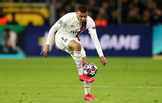 DORTMUND, GERMANY - FEBRUARY 18: Kylian Mbappe of Paris Saint-Germain runs with the ball during the UEFA Champions League round of 16 first leg match between Borussia Dortmund and Paris Saint-Germain at Signal Iduna Park on February 18, 2020 in Dortmund, Germany. (Photo by Lars Baron/Bongarts/Getty Images) Ikoné a 360°: le passioni, l’infanzia con Mbappé e gli altri sport- immagine 2