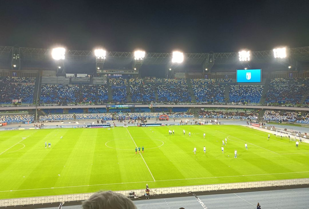 FOTO I calciatori della Nazionale si riscaldano sul terreno di gioco del Maradona - immagine 2