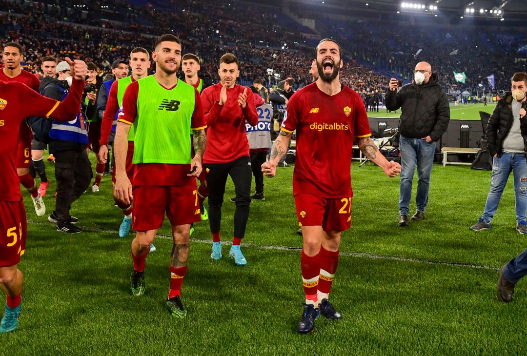 La Roma si scatena: Mancini con la bandiera, Abraham si spoglia – FOTO GALLERY - immagine 5